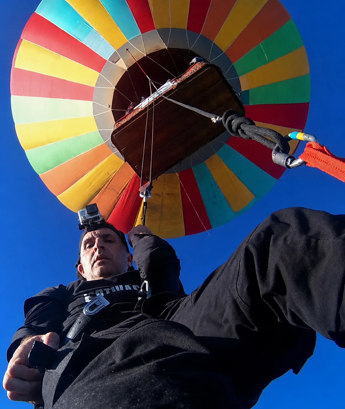 Diego Minevitz suspendido boca abajo bajo un globo aerostático durante la preparación de un escape.