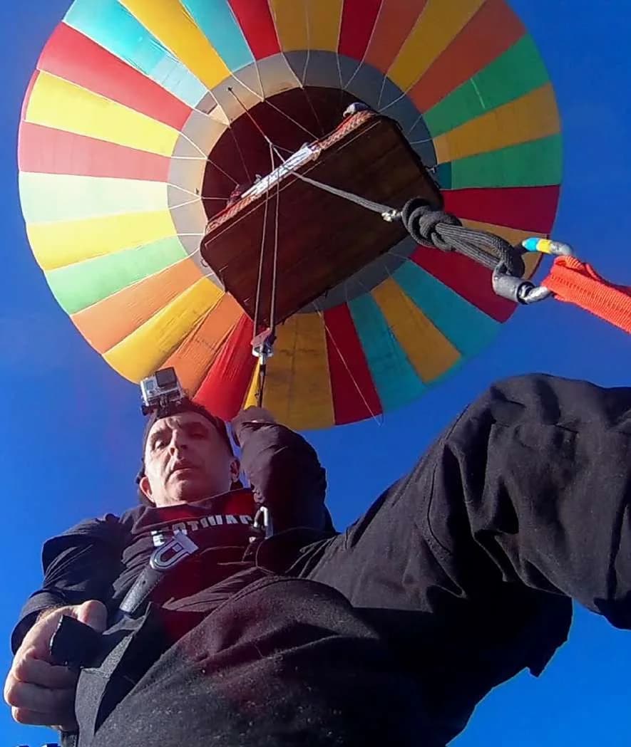 Diego Minevitz suspendido bajo un globo aerostático durante la preparación de un escape.