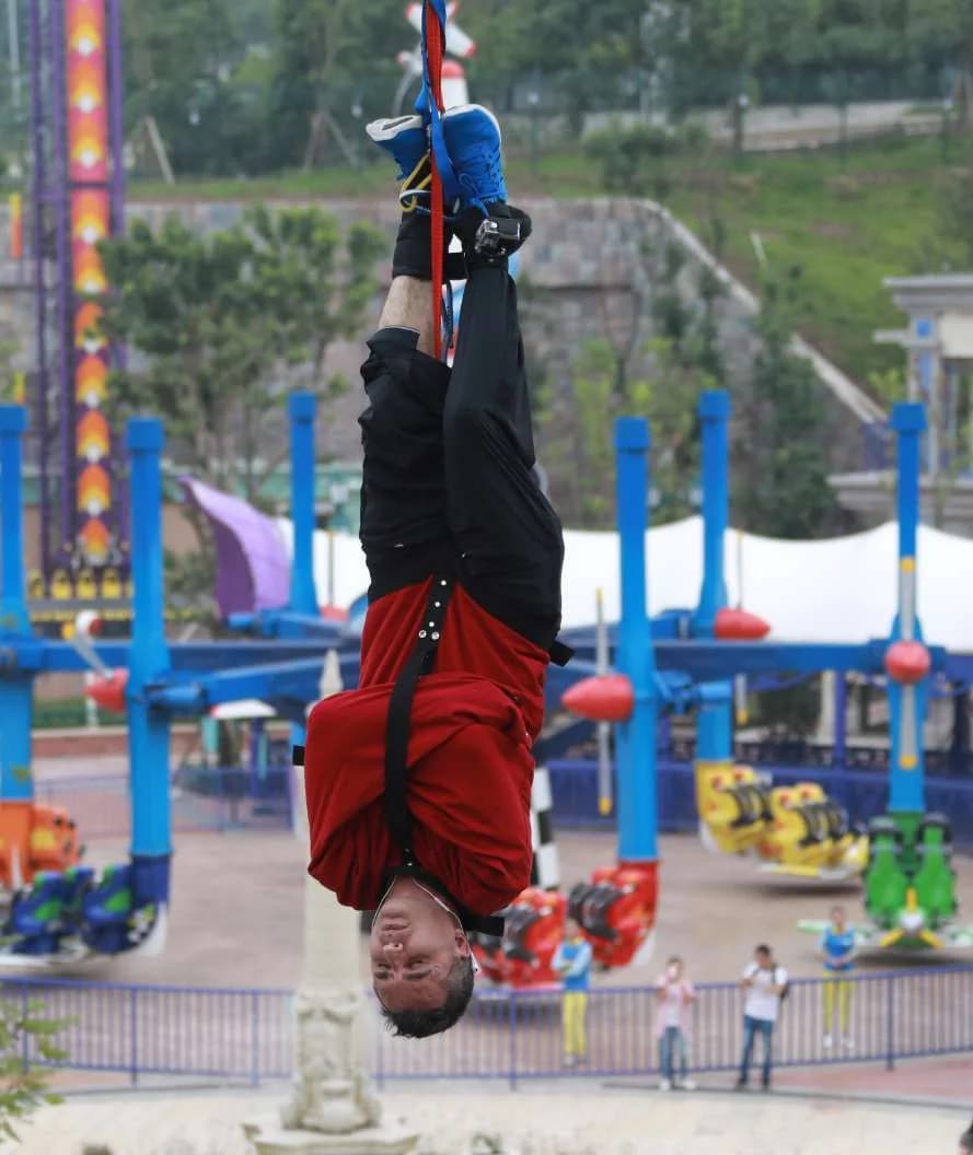 Diego Minevitz suspendido de forma invertida durante una experiencia extrema controlada.