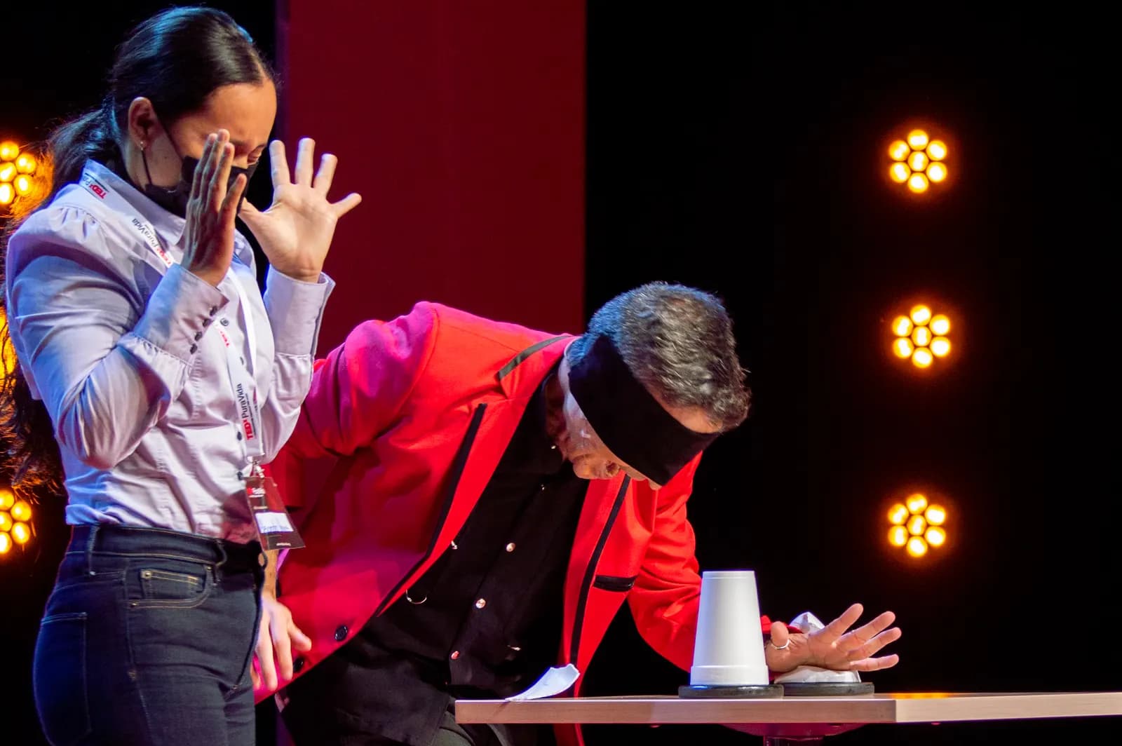 Diego Minevitz realiza una experiencia de mentalismo con una participante.