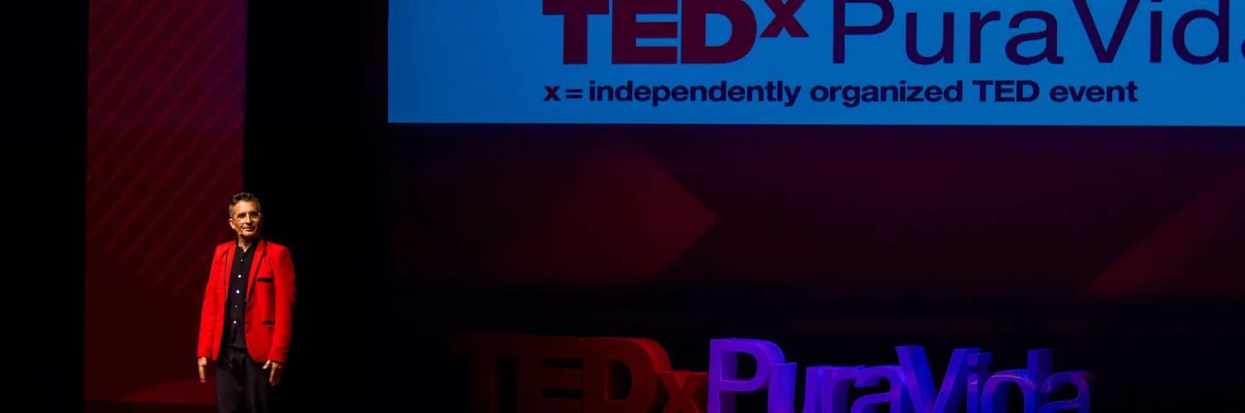Diego Minevitz durante su participación en TEDxPuraVida.