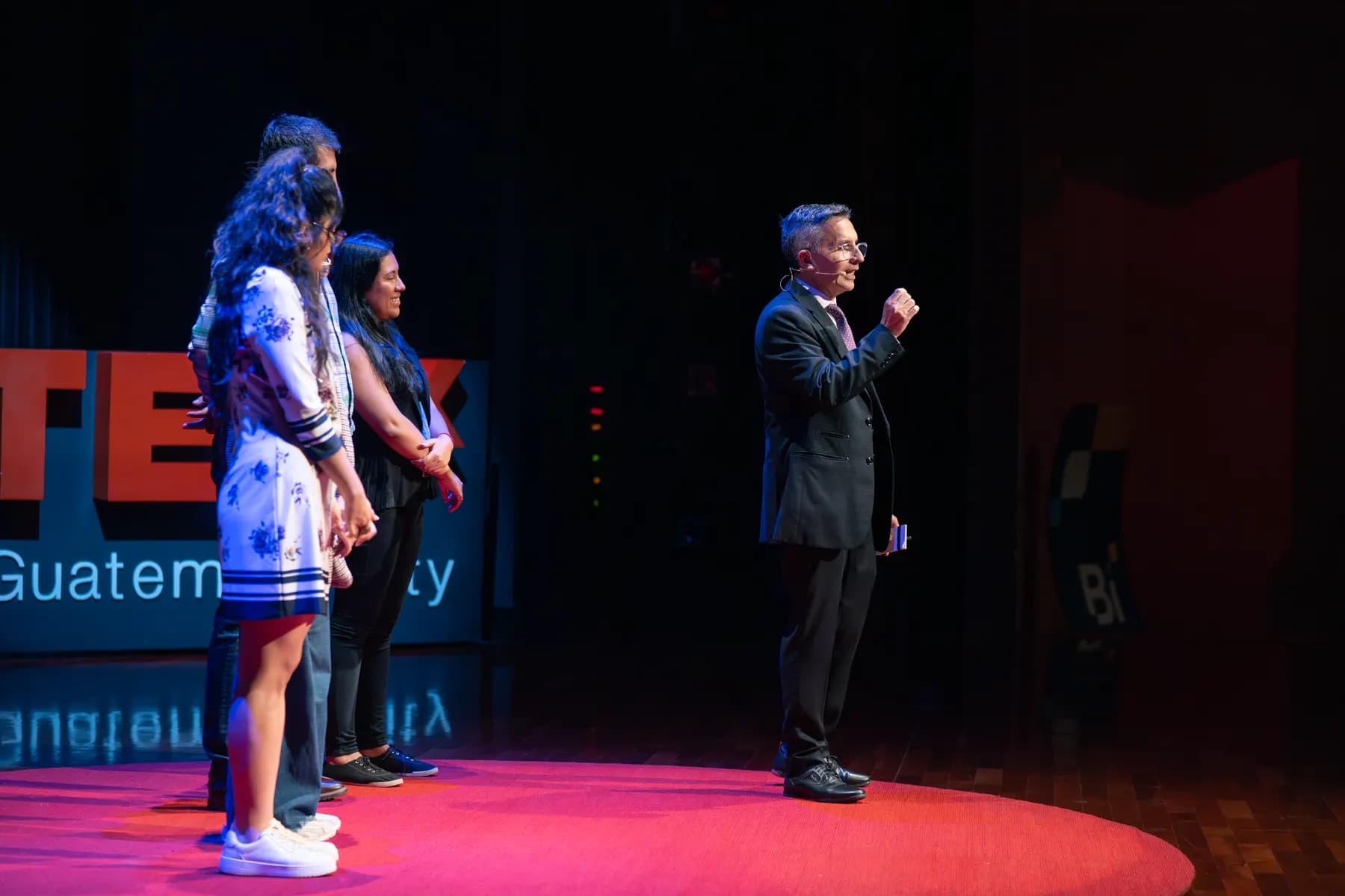 Diego Minevitz en TEDxGuatemalaCity junto a participantes de la audiencia.